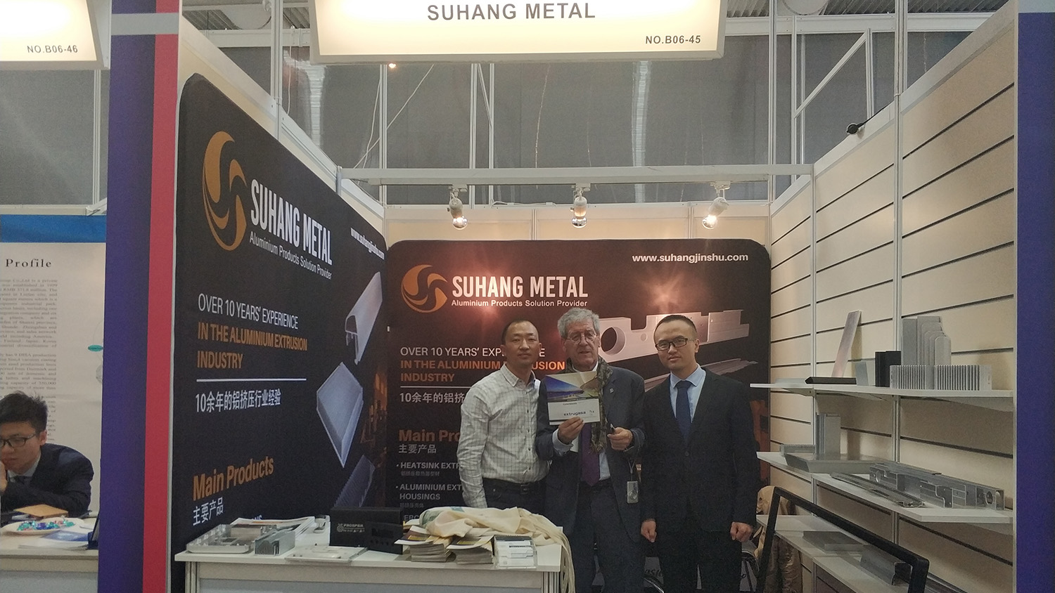 European client inspecting CNC aluminum parts at Suhang Metal factory